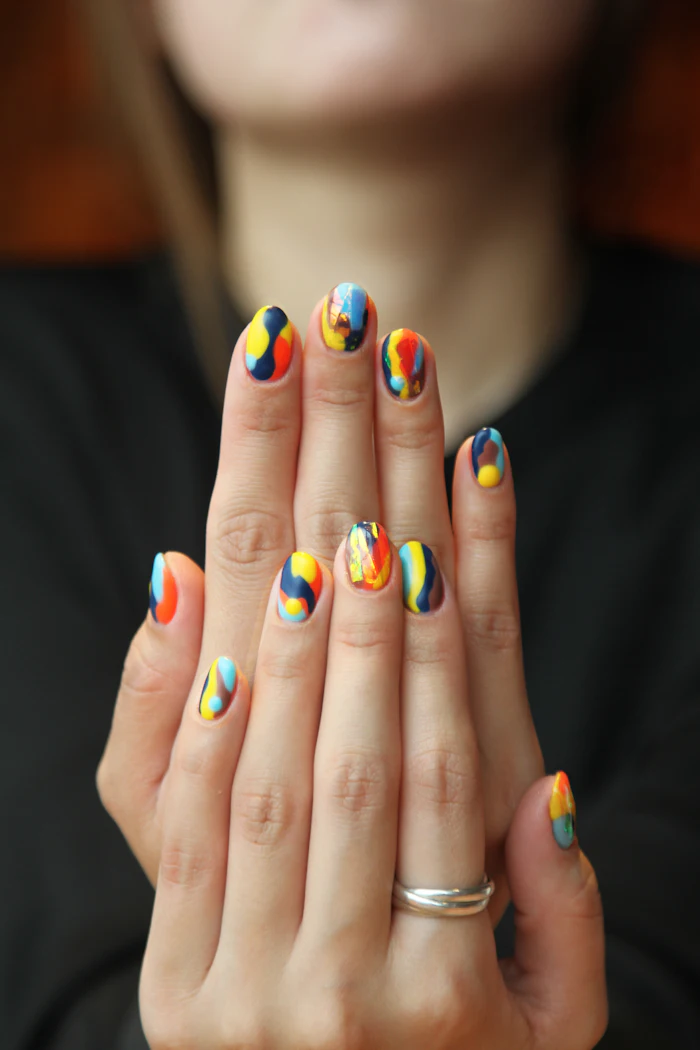 Kolorowy, abstrakcyjny nail art na wszystkich paznokciach