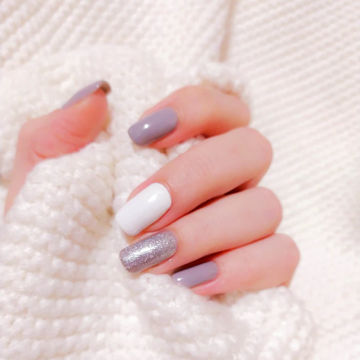 Manicure w odcieniach mauve i bieli ze srebrnym brokatem