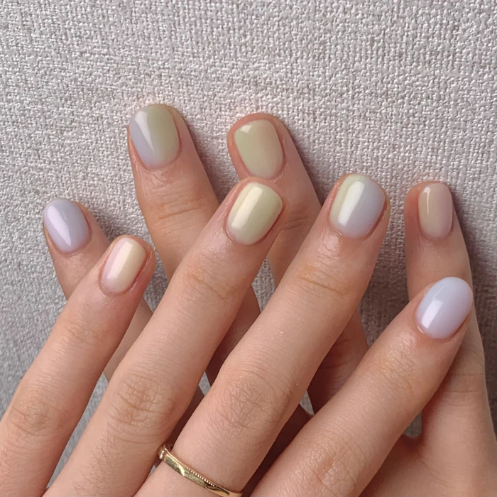 Pastelowy manicure w odcieniach szałwii, lawendy i beżu