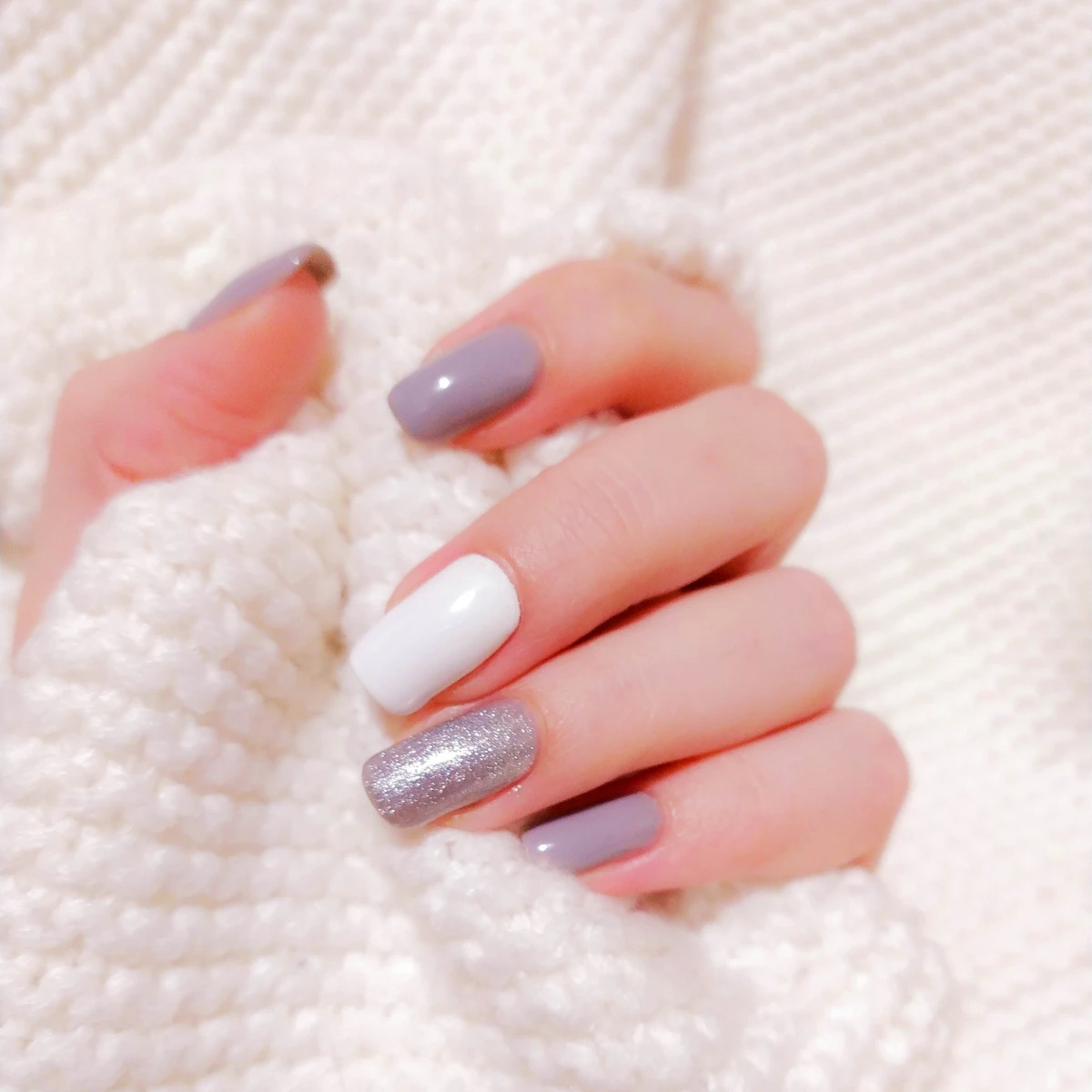 Manicure hybrydowy w odcieniach mauve ze srebrnym brokatem