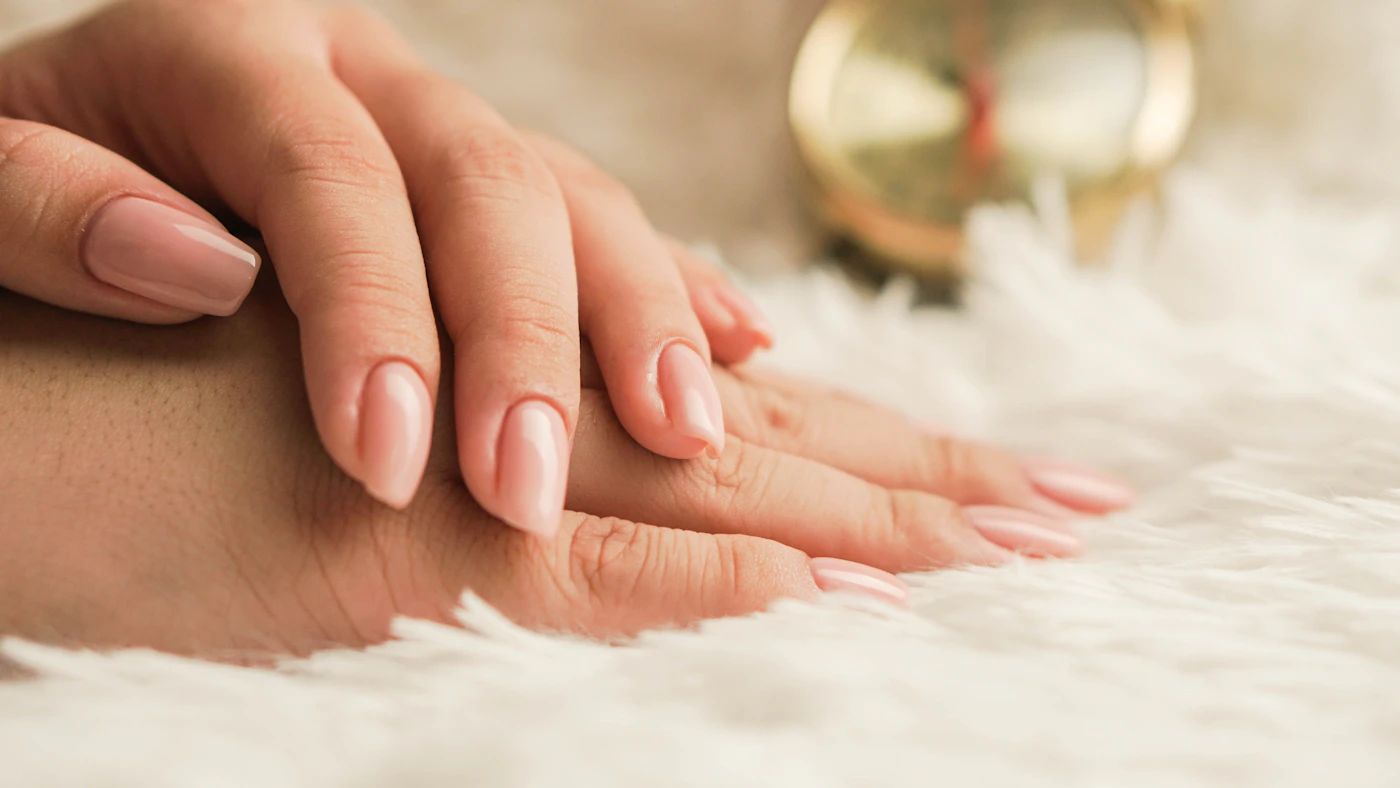 Naturalne, zadbane paznokcie po manicure japońskim