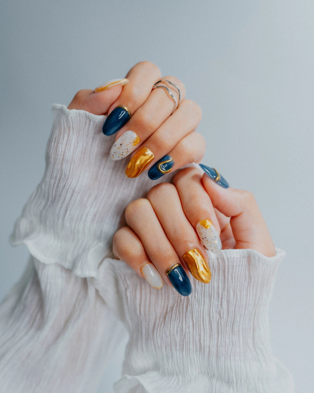 Ozdobny nail art w granacie, złocie i bieli